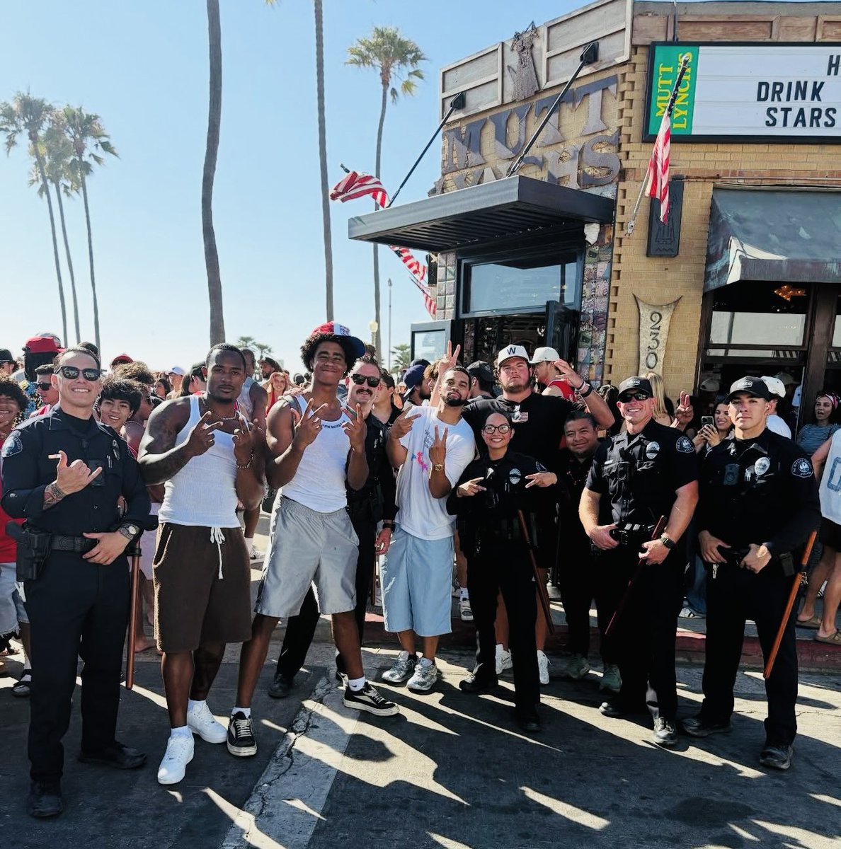 Caleb Williams, JaKobi Lane and Kyron Hudson hanging out in Newport Beach this weekend.

Forever Trojan Brothers ✌️