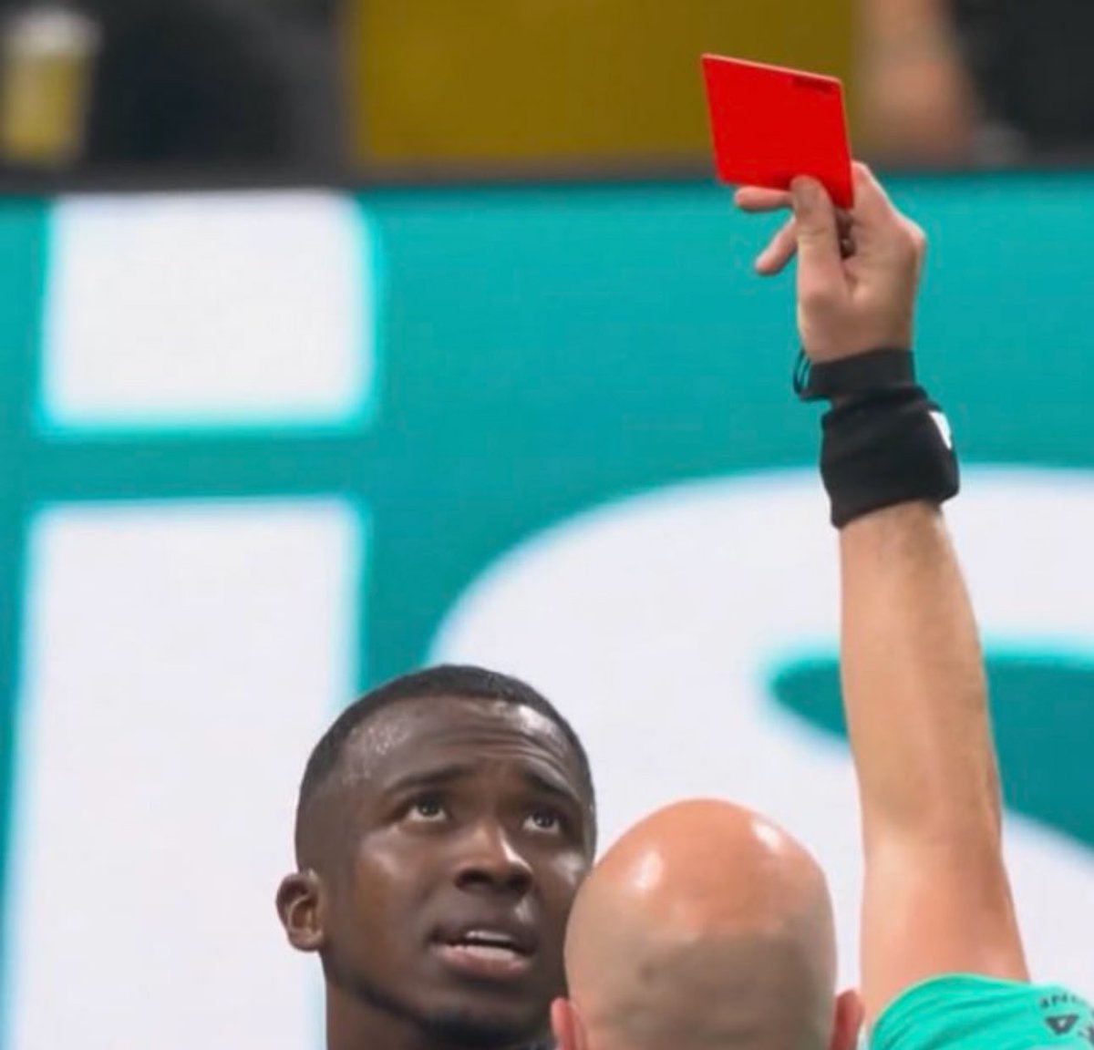 La primera expulsión de Willian Pacho en sus casi 200 partidos como profesional.