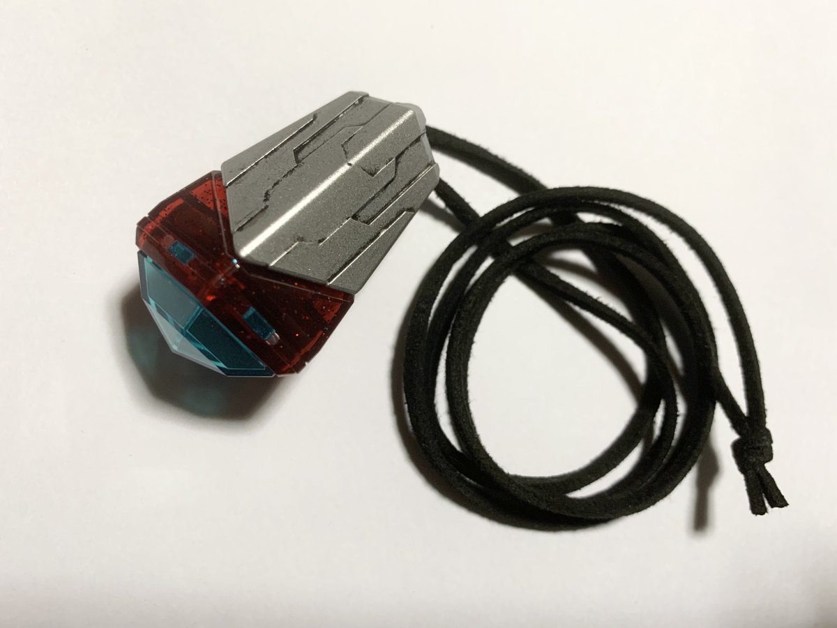 sugar_aile's tweet photo. メテオホルダーを塗装してスエード調の紐に交換してみた。
まだオメガスラッガーが届いて無いので初回生産版のオメガメテオで。

#ウルトラマンオメガ
#変身アイテム改造部
#変身アイテム塗装部 https://t.co/jkP75mNBys