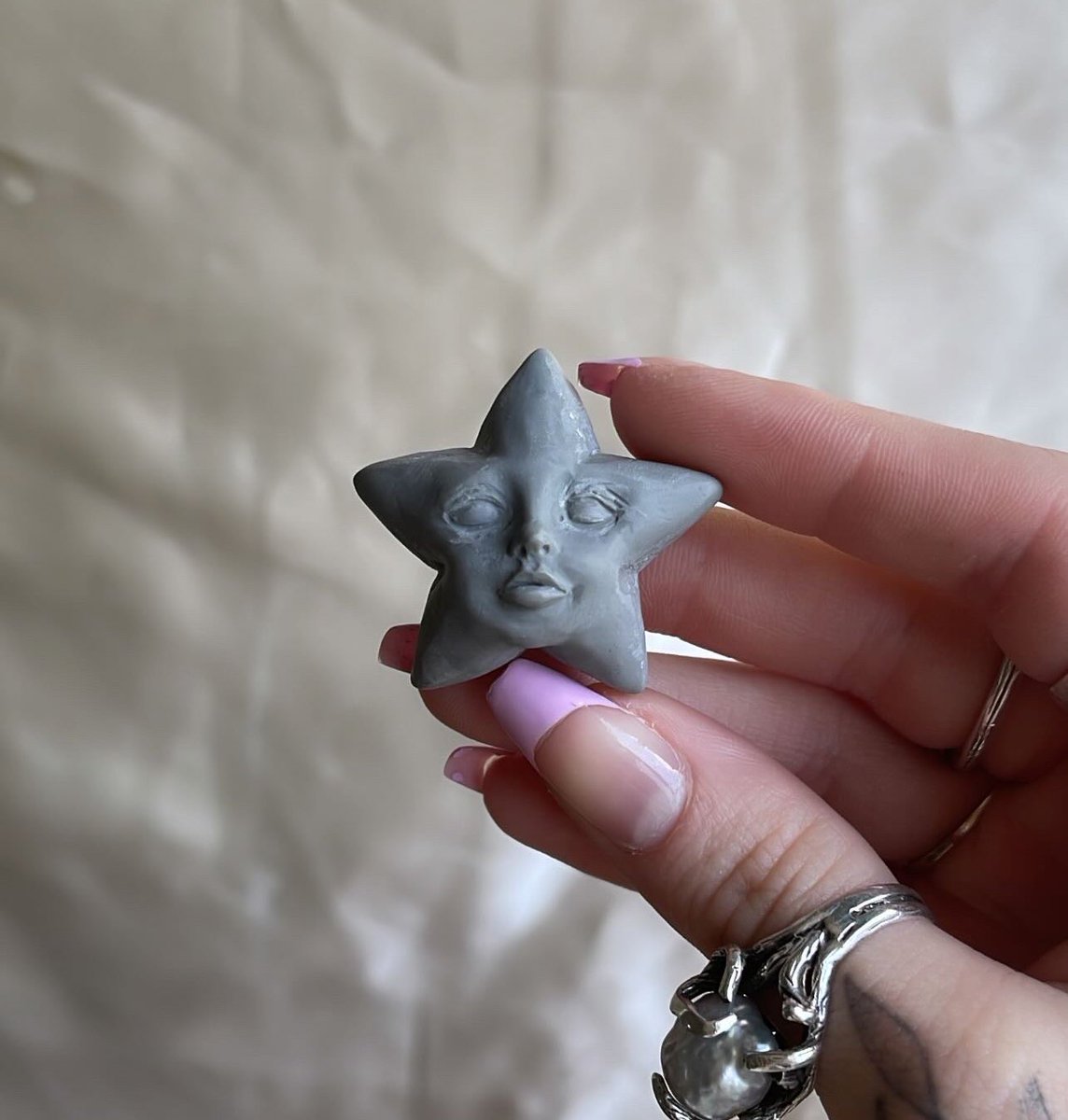 my star girl🌟✨⭐️

have started practicing with sculpting clay and she is my first attempt at a face :’)