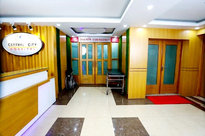 চট্টগ্রামের সেন্ট্রাল সিটি হাসপাতাল বন্ধের প্রতিবাদ, সিভিল সার্জনের বিরুদ্ধে মিথ্যাচারের অভিযোগ