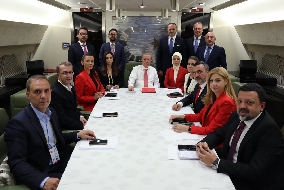 1) Sn Cumhurbaşkanımızla yurtdışı ziyaretlerinde defalarca gerçekleştirdiğimiz söyleşilerde kamuoyunun merak ettiği tüm soruları sorabiliyor ses kaydı da alabiliyoruz. Biz bunu kanıtlamaya hazırız. Peki siz iddianızı nasıl kanıtlayacaksınız? <a href="/eczozgurozel/">Özgür Özel</a>