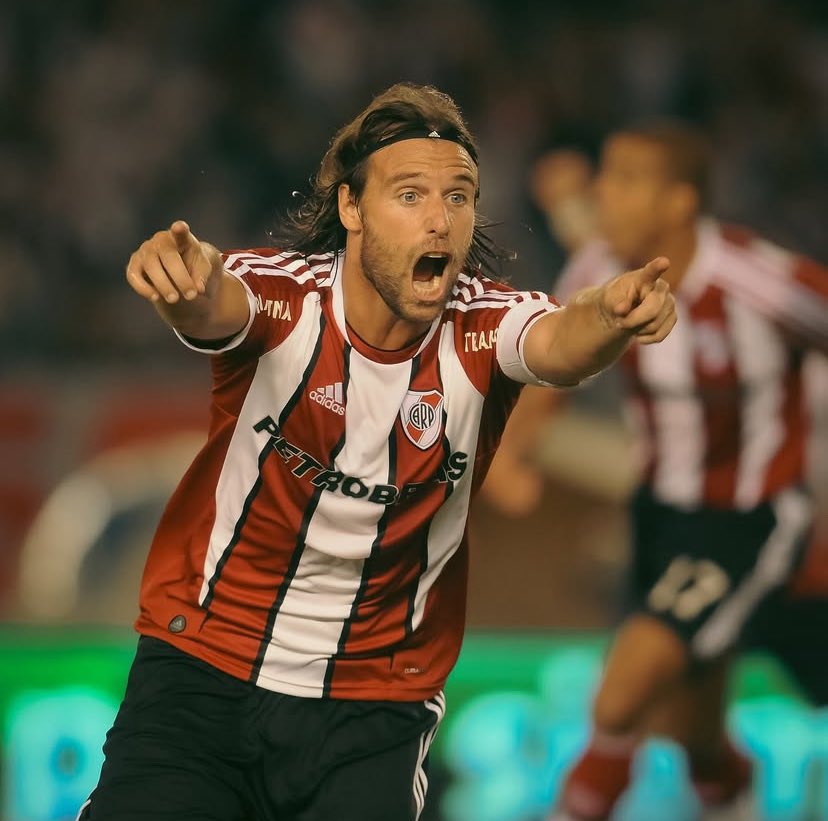 Últimamente me encuentro obsesionado con Fernando Cavenaghi. Que hombre.

No dimensionamos lo grande que es en la historia de River.