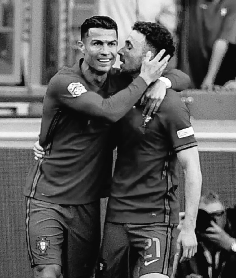 TeamCRonaldo's tweet image. 🚨 Cristiano Ronaldo's sister Katia via IG :

"When my father passed away, the pain wasn't just in the loss but in the flood of cameras and intruders: graves desecrated, walls climbed by people with no respect.

Then the media chose to criticize my brother for his absence and…