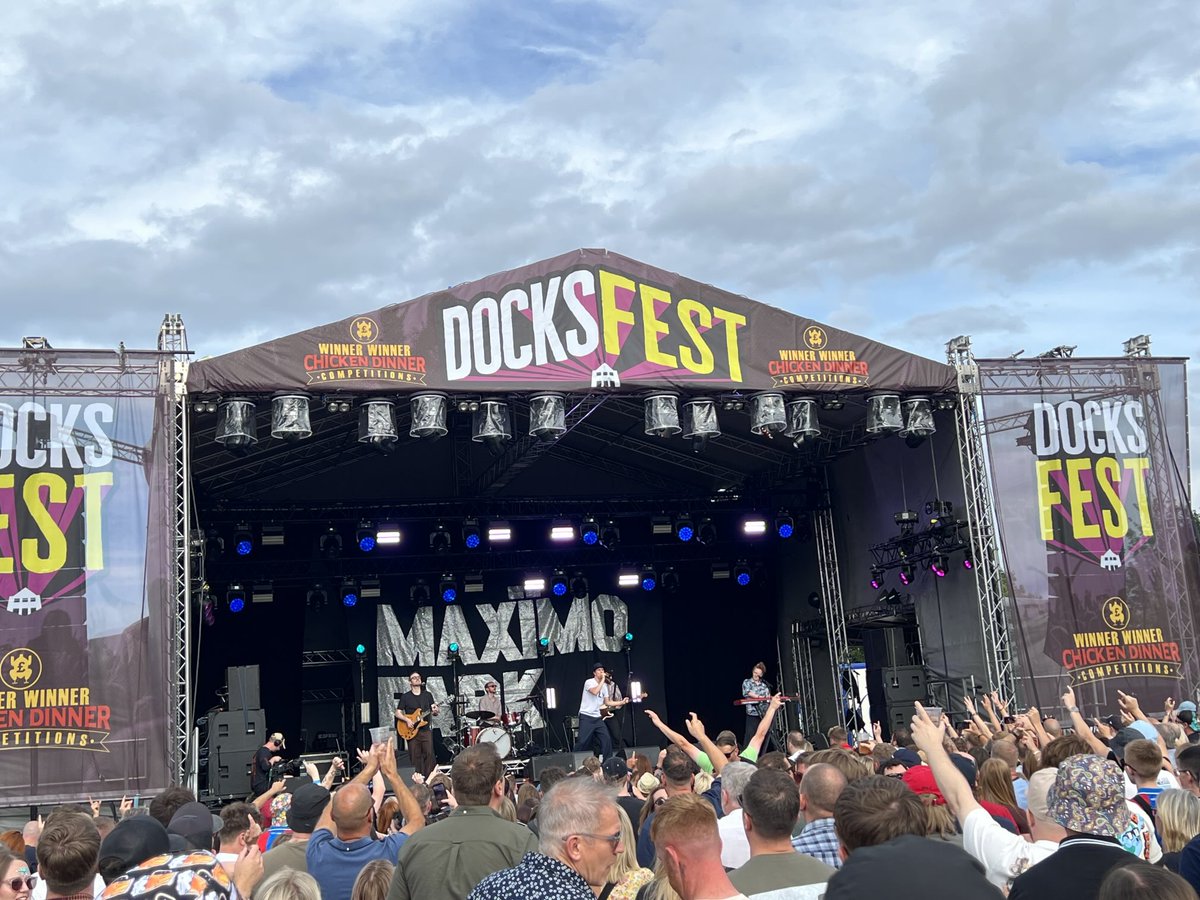 steverevison's tweet image. A band that could easily be headlining this festival, ⁦@maximopark⁩ as brilliant as ever at ⁦@docksfest⁩ 🎸😍