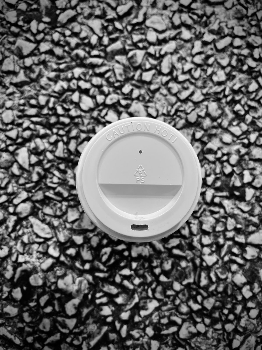 Phiop_uy's tweet photo. Dando batalla a una sesión de fotos al exterior… #blackcoffee #cautionhot https://t.co/52NBvI1zuR
