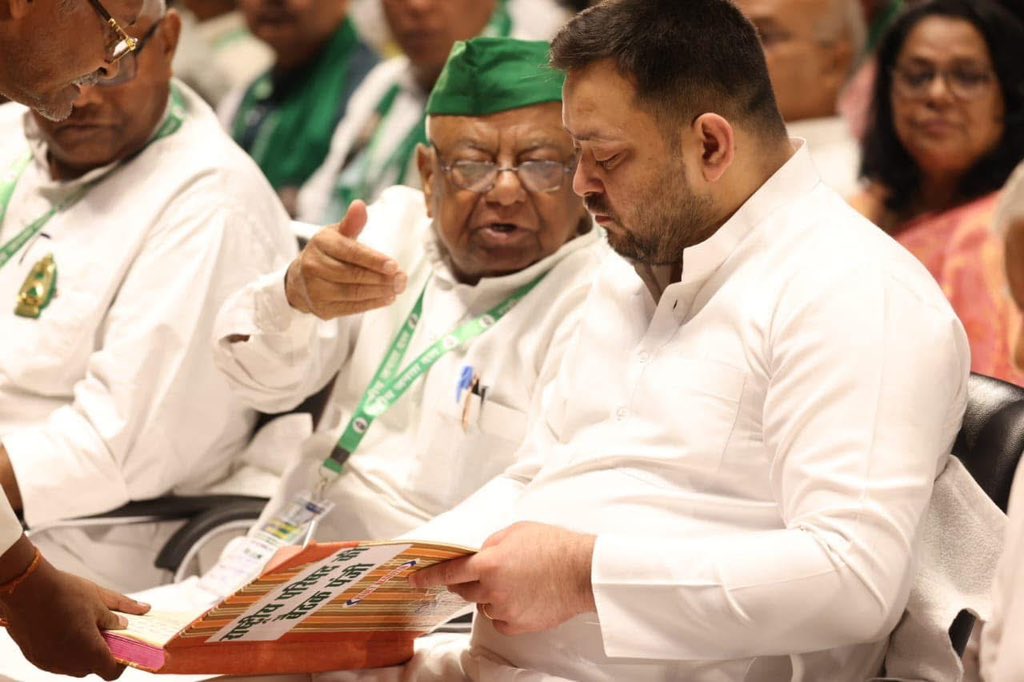 MLMandalRJD's tweet image. लालू जी का मानवीय पक्ष काफ़ी मजबूत है। तेजस्वी जी में भी वही छवि है।

अगर आप तेजस्वी जी को सीएम बनाना चाहते हैं तो आपसे अनुरोध है— आप हरिजन टोली,पिछड़ी टोली, अति-पिछड़ा टोली सब जगह जाकर भाजपा-जेडीयू के प्रपंच और छल को बताइए। संविधान विरोधी सरकार हटाइए।

जय भीम! जय बिहार! जय राजद!