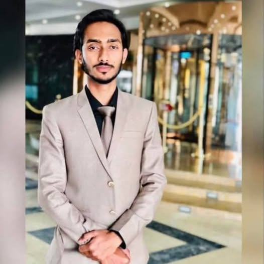 یہ عبداللہ شاہ ہے جس کی سر کٹی نعش بنی گالہ سے ملی
عبداللہ شاہ لاپتہ ہوا۔۔۔اس کو آخری کال ایک نمبر سے آئی اور عبداللہ شاہ ایک گاڑی میں بیٹھ کر خاتون کے ساتھ روانہ ہوا
تفتیش میں سِرا راو عبدالرحیم تک گیا اس نے قبول کیا یہ نمبر اس کے استعمال میں ہے
بعد ازاں ایک آفیسر کا ...