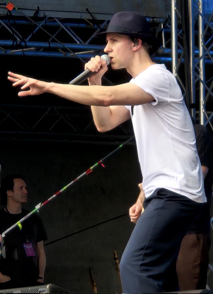 Well, Maximo Park were fucking EXCELLENT. They are soundchecking the bass for Ash next &amp; I just felt the ground vibrate up through my sternum... #Docksfest