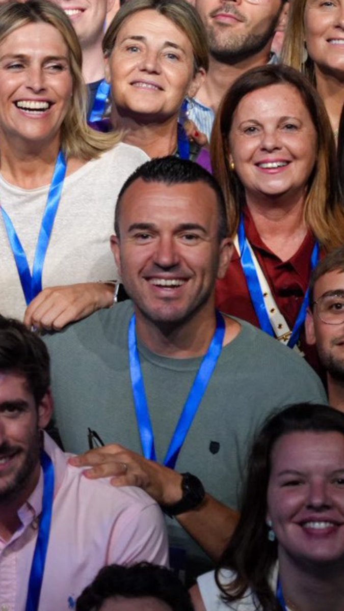 AntoniFersorano's tweet photo. Té el servei de bombers en situació crítica… però VICENTE se’n va a Madrid a fer-se la foto #INUTILS https://t.co/YUdv0aeZK1