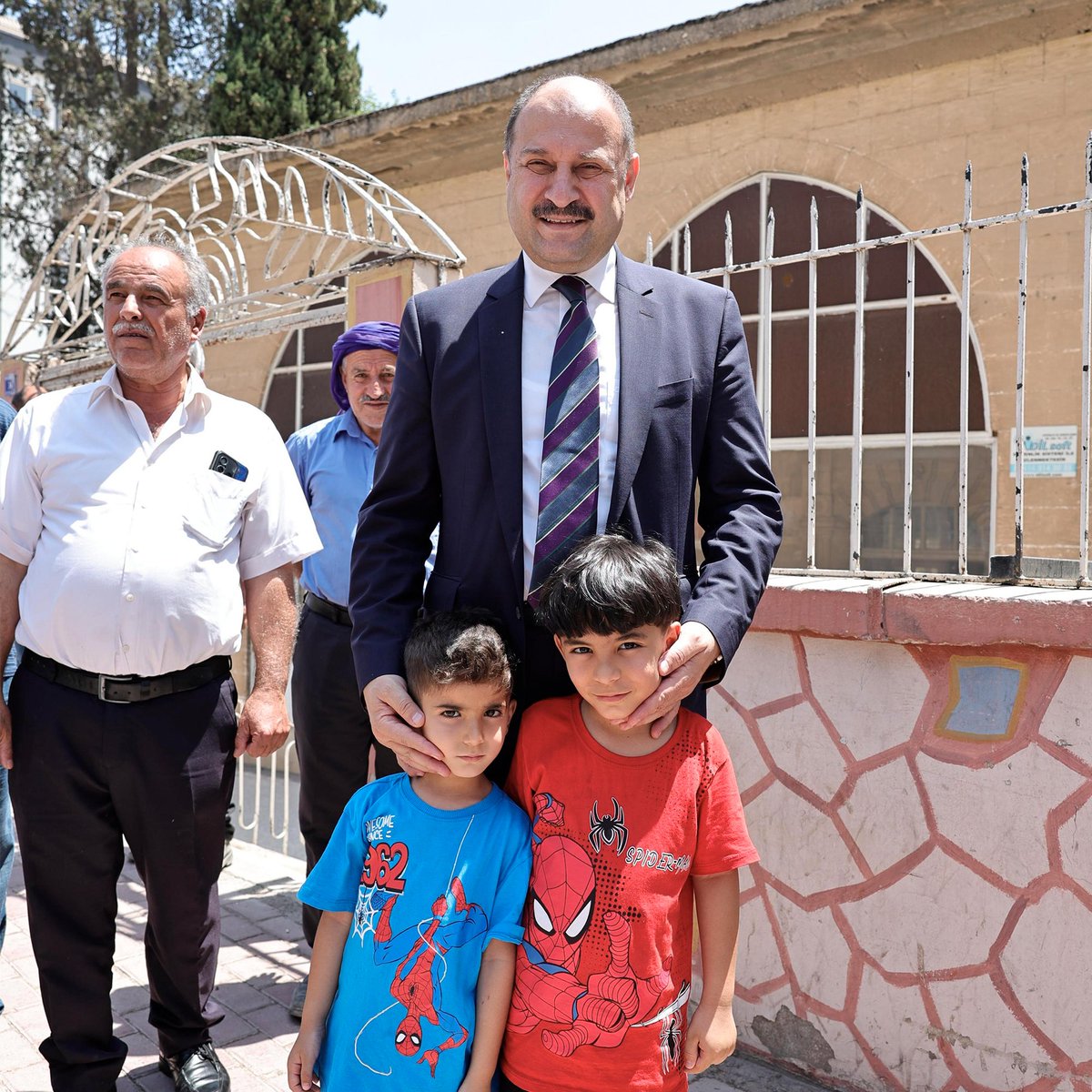 Dünde yazdık bugünde yazıyoruz,yarin da yazılacaktır.Bu şehrin siyasi kurtuluş reçetesi vizyonu liyakati ve dava şuuru ile M.Kasim Gülpınar dir.yani bu şehrin siyaseten "ABİSİ"sayın Gulpinardir.<a href="/RTErdogan/">Recep Tayyip Erdoğan</a> 
.<a href="/Hayati_Yazici/">Hayati Yazıcı</a> .<a href="/muratkurum/">murat kurum</a>.<a href="/efkanala/">Efkan Âlâ</a> .<a href="/sanliurfabld/">Şanlıurfa Büyükşehir 🇹🇷</a> .<a href="/kasimgulpinarr/">Mehmet Kasım Gülpınar</a>