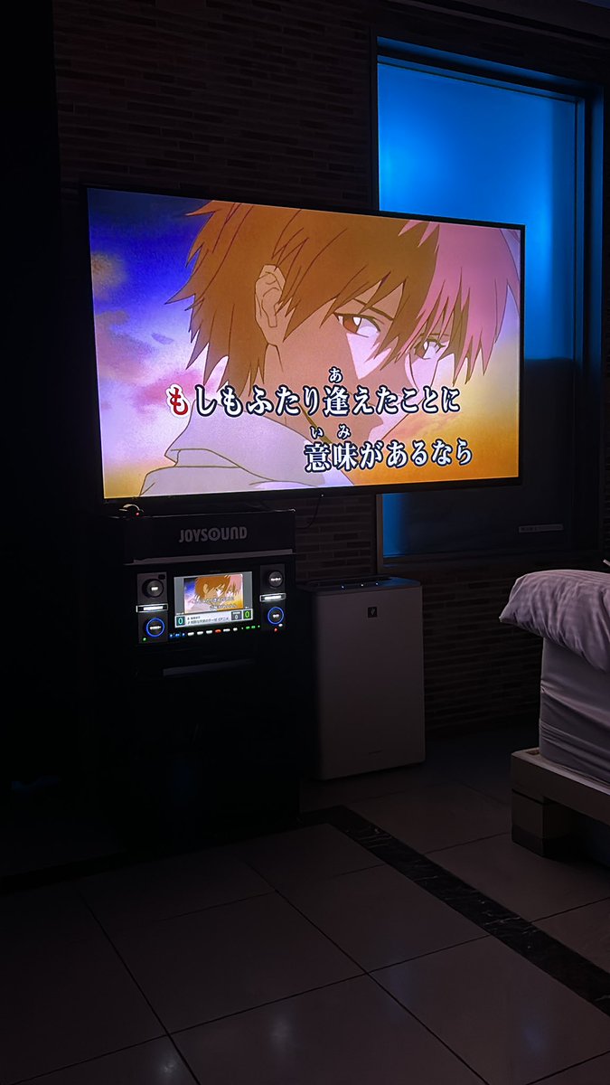 こんな時間ににホテルに備え付けのカラオケ