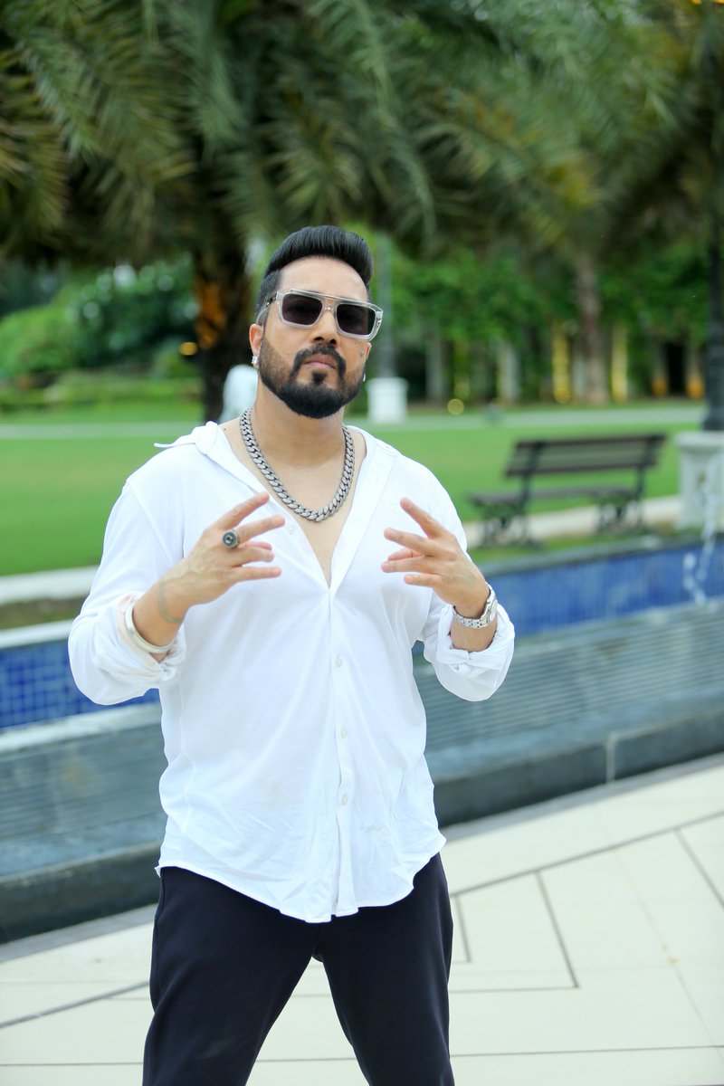 bollycelebritiz's tweet image. The most awaited song LOVER BOY by Mika Singh is finally out now
Available on Spotify,iTunes,wynk, jiosaavn, hungama,Amazon music and all major platforms 

Go listen, enjoy, and don’t forget to make some killer reels 
Tag us and let the world feel the vibe of the real Lover Boy!