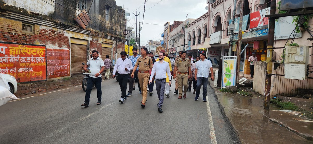 bhadohipolice's tweet photo. #SP_Bhadohi श्री अभिमन्यु मांगलिक के निर्देशन में एवं #ASP_Bhadohi के कुशल पर्यवेक्षण में आगामी पर्व मोहर्रम को सकुशल संपन्न कराने हेतु #SDM_Bhadohi व #CO_Bhadohi द्वारा संयुक्त रूप से थाना भदोही अंतर्गत कस्बा भदोही मे ताजिया रूट मार्ग का निरीक्षण किया गया #UPPolice #FootPatrolling
