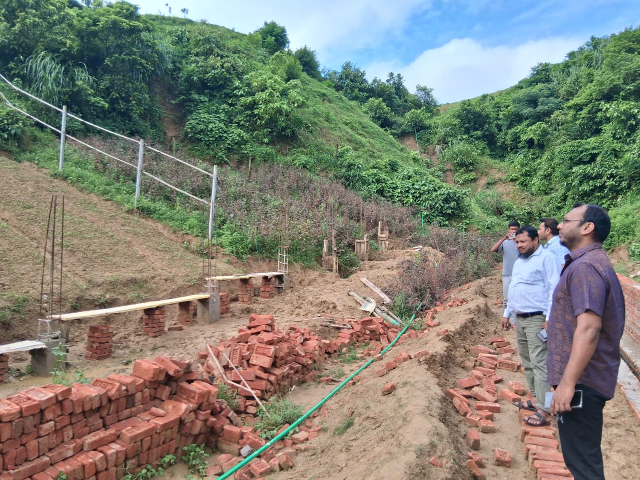 খুলশীতে পাহাড় কেটে স্থাপনা নির্মাণের সময় অভিযান, ৩ শ্রমিক আটক, ভূমি মালিকের বিরুদ্ধে আইনগত পদক্ষেপ