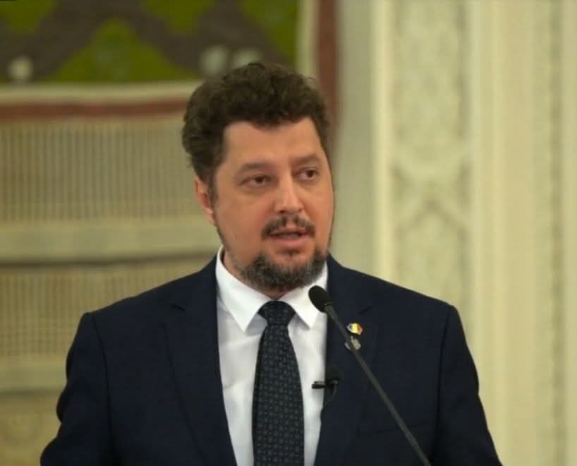 Claudiu_Tarziu's tweet photo. #România pierde 2 milioane de oameni până în 2050. De ce?
Pentru că tinerii nu mai cred că aici merită să-ți crești #copiii.
Pentru că spitalele, școlile și justiția au rămas prea des doar pe hârtie.
Pentru că, oricât de mult muncești, nu simți că viitorul e sigur. #ECR #ACT https://t.co/QupnZtwQDT