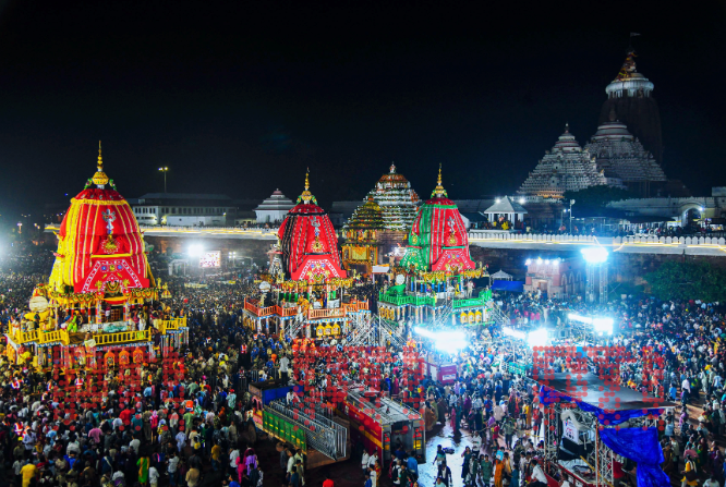 PTI_News's tweet photo. STORY | Lakhs of devotees witness Lord Jagannath’s return car festival in Puri

READ: https://t.co/D3xaaHU0Jd https://t.co/K6SjEv9Gr4