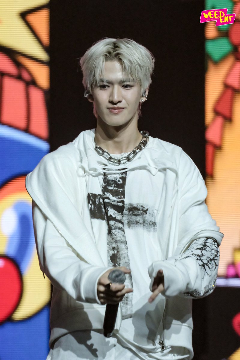 04เหมื่อนกัน แต่ทำไมพี่เขาดูตัวโตกว่าเราค่ะ น้องจิน หล่อแพ็คคู่ 
#POLARIX
#JINWOOKkim 
#MIXEDPOPBANGKOK2025xBUS
#BUSbecauseofyouishine