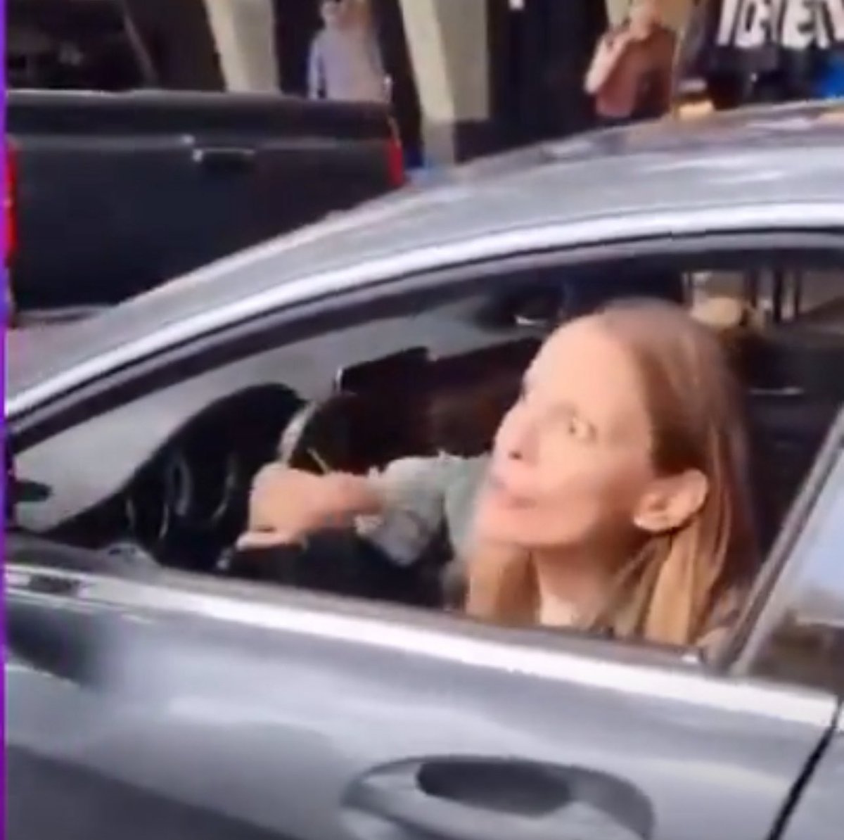 _VicenteSerrano's tweet image. Maneja Mercedes Benz y odia a los “negros y nacos” pero dice que no es racista.

No es descripción de los panistas.

Me pregunto cuál es la visión de país que tiene esa señora de la Condesa que tiene una mirada de odio tan fea.