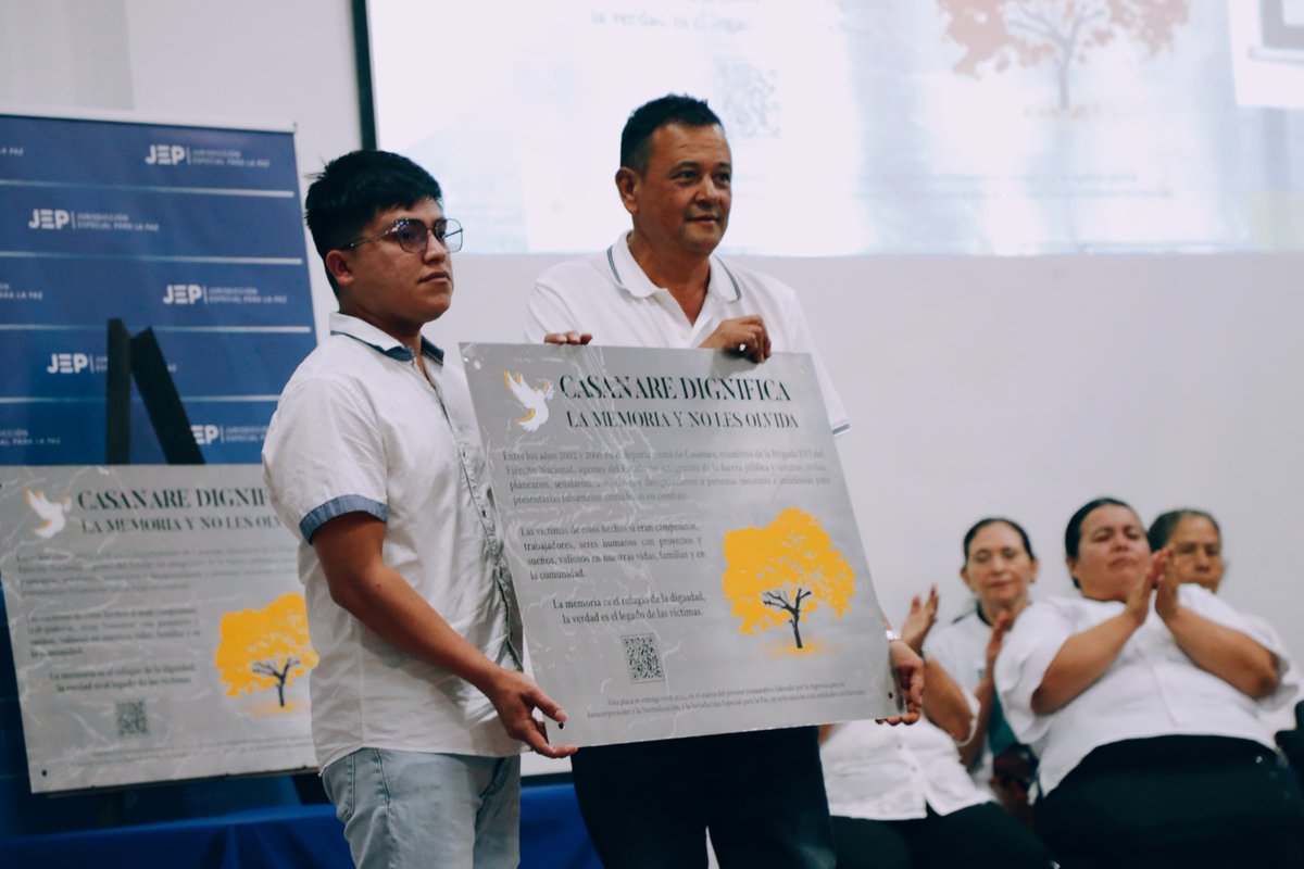 Jurisdicción Especial para la Paz (@jep_colombia) on Twitter photo A continuación, se llevó a cabo la entrega formal de las 19 placas conmemorativas a los alcaldes de cada municipio y a la Gobernación de Casanare, por parte de las víctimas, los comparecientes, la JEP y la <a href="/ARNColombia/">Agencia para la Reincorporación y la Normalización</a>. A continuación, se llevó a cabo la entrega formal de las 19 placas conmemorativas a los alcaldes de cada municipio y a la Gobernación de Casanare, por parte de las víctimas, los comparecientes, la JEP y la <a href="/ARNColombia/">Agencia para la Reincorporación y la Normalización</a>.