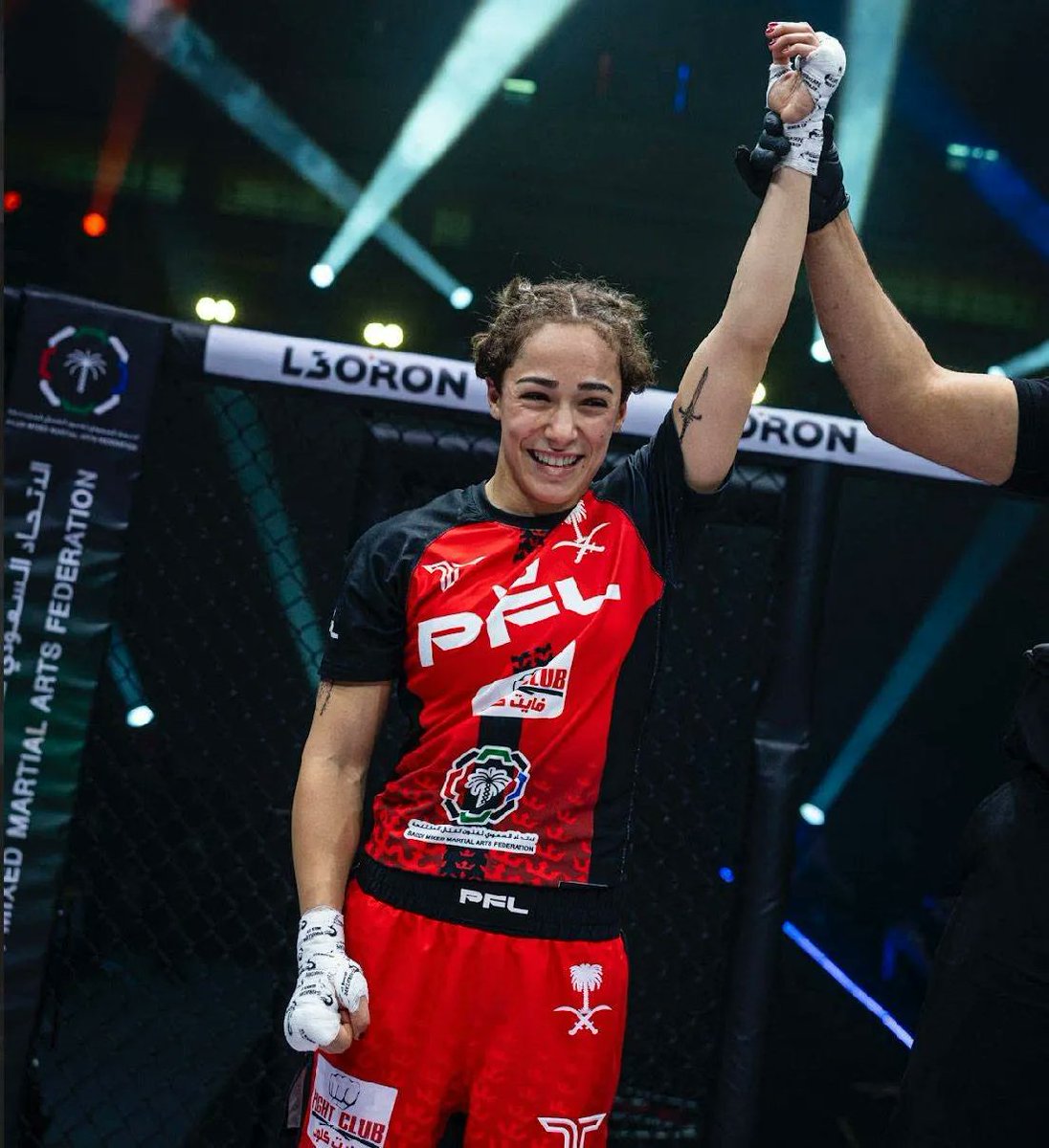 خطفت المقاتلة السعودية هتان السيف الأضواء مساء الجمعة في الصالات الخضراء بالعاصمة الرياض، بعدما أنهت نزالها الرابع بانتصار ساحق أجبر خصمتها اللبنانية نور الفليطي على الانسحاب إثر إصابة قوية في القدم.