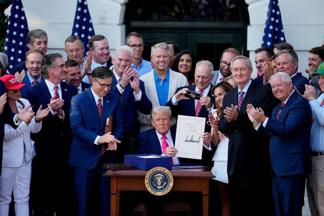 Trump’s “Great American Bill” proposes up to $40,000 mortgage interest and property tax deduction 📉
Huge tax break = Big boost for the housing market 🔥
Great news for first-time buyers &amp; middle-class families! 📈
#RealEstate #HousingMarket #Trump #GreatAmericanBill #TaxRelief