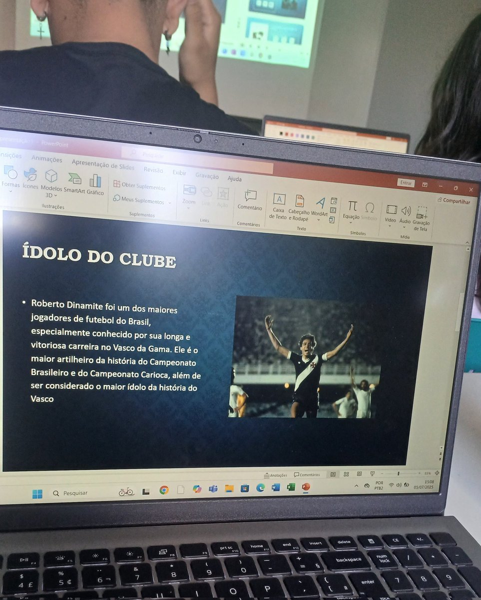 tô fazendo curso de informática e o tema do trabalho era livre: