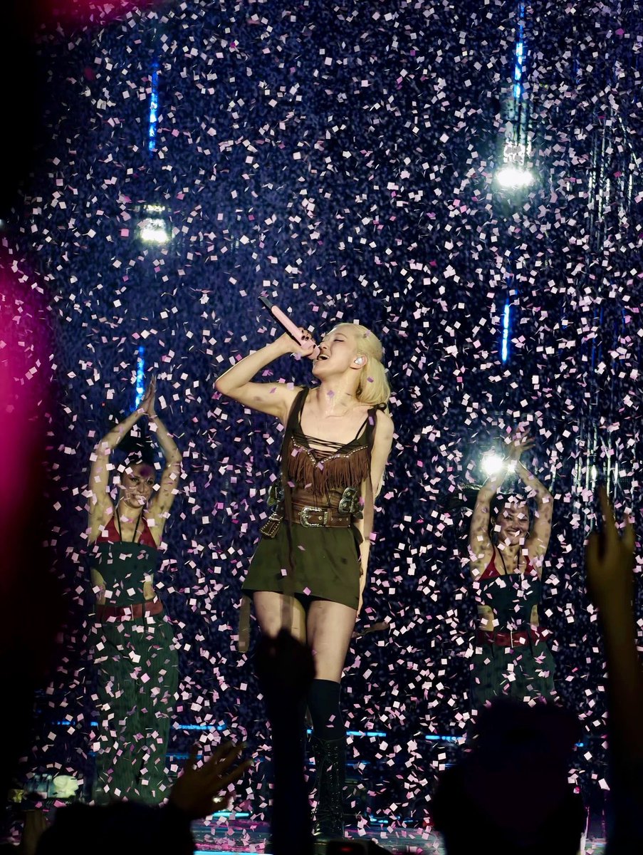 vampirerozay's tweet image. my heart is very full. thank you so much, Rosé.