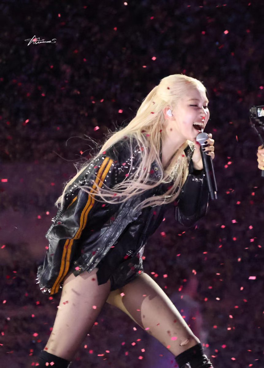 vampirerozay's tweet image. my heart is very full. thank you so much, Rosé.