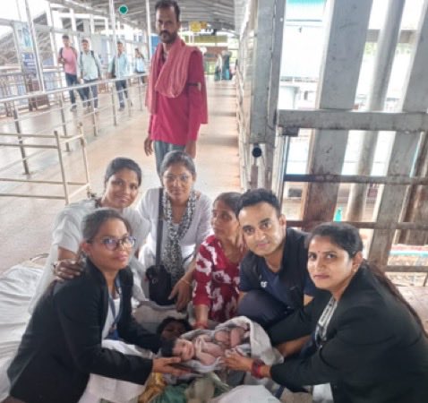 One of the reasons why #IndianArmy is the most respected institution in India. 
Major Rohit posted at MH Jhansi carried out impromptu delivery of a lady on Jhansi Railway Station.

Jai Hind 🇮🇳🫡