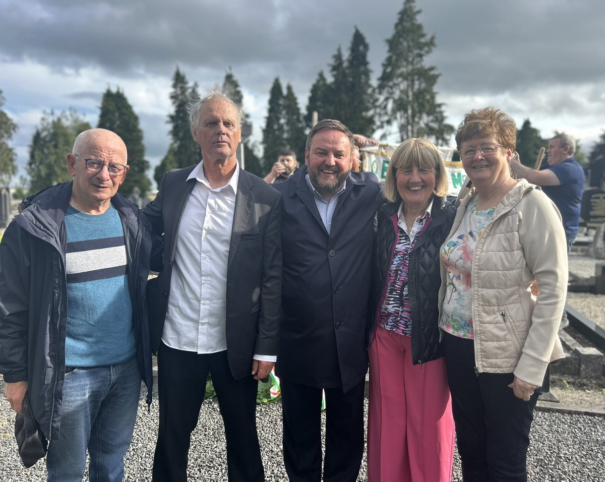 It was an honour to be at the Ballyglass Cemetery in Mullingar today with Republicans from Westmeath and Offaly and to speak at the Peter Barnes and James McCormick annual commemoration. 

These two brave young IRA volunteers were hanged in Winson Green Prison in Birmingham, 👇🏻