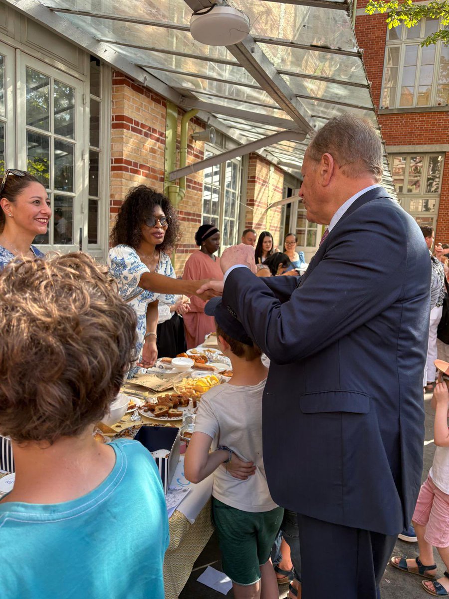 Mairie du 15 (@mairie15) on Twitter photo Très belles fêtes des écoles Fondary et Saint-Lambert cette fin de semaine. <a href="/Philippe_Goujon/">Philippe Goujon</a>, Maire de #Paris15, a pu discuter avec les équipes et les parents lors de ces moments conviviaux Très belles fêtes des écoles Fondary et Saint-Lambert cette fin de semaine. <a href="/Philippe_Goujon/">Philippe Goujon</a>, Maire de #Paris15, a pu discuter avec les équipes et les parents lors de ces moments conviviaux