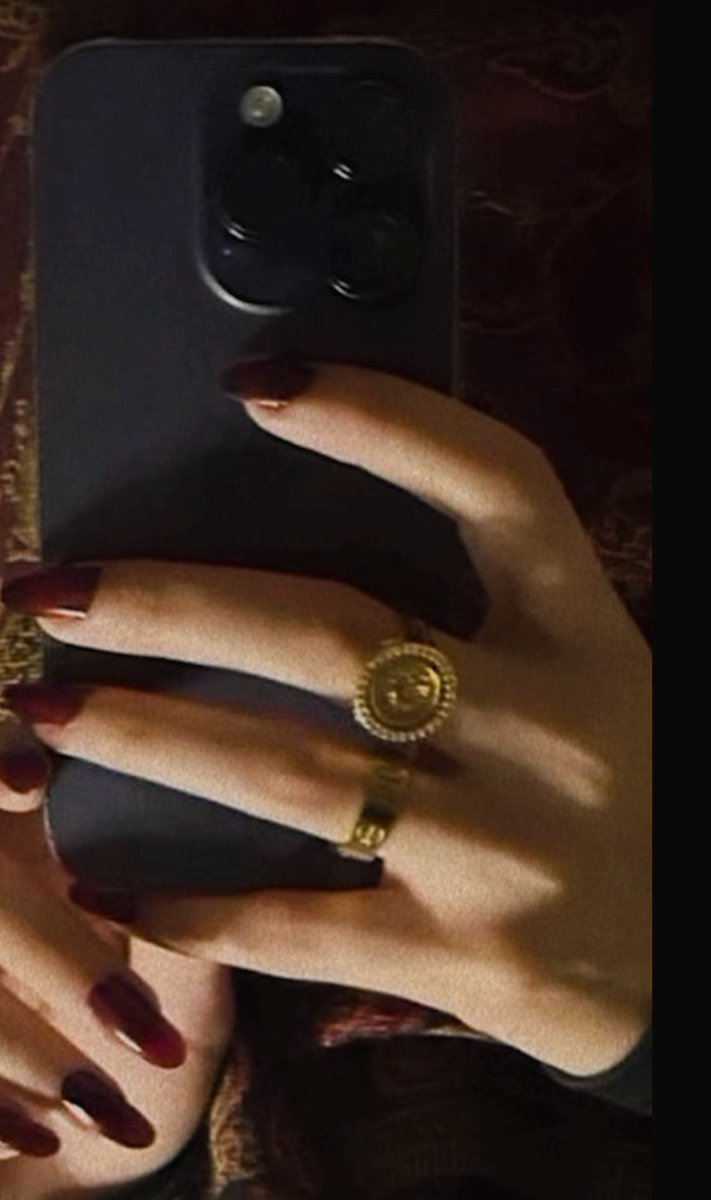 #بس_حبيت_اقول 

أحيان ما ودك توايق على المستور 
من خوف لا تفقد اللي ماتبى فقده ..

♥️☕️