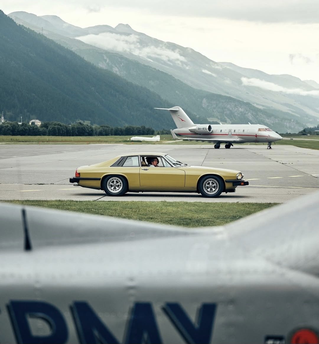 GuyInFlight's tweet image. What's that, @MaxK_J
@gj_moss @LUDENClassics
@danpitt33 @AutoPap @IanCallum @OctaneMark @SteveFowler @nealteamgibson @JamesJDDG @ListerLawrence @markchristie @Tim_Oldland @SimonCarGuy? You'd like to see a Bombardier Challenger with an early XJ-S? Easy.
📸 BCCM St Moritz