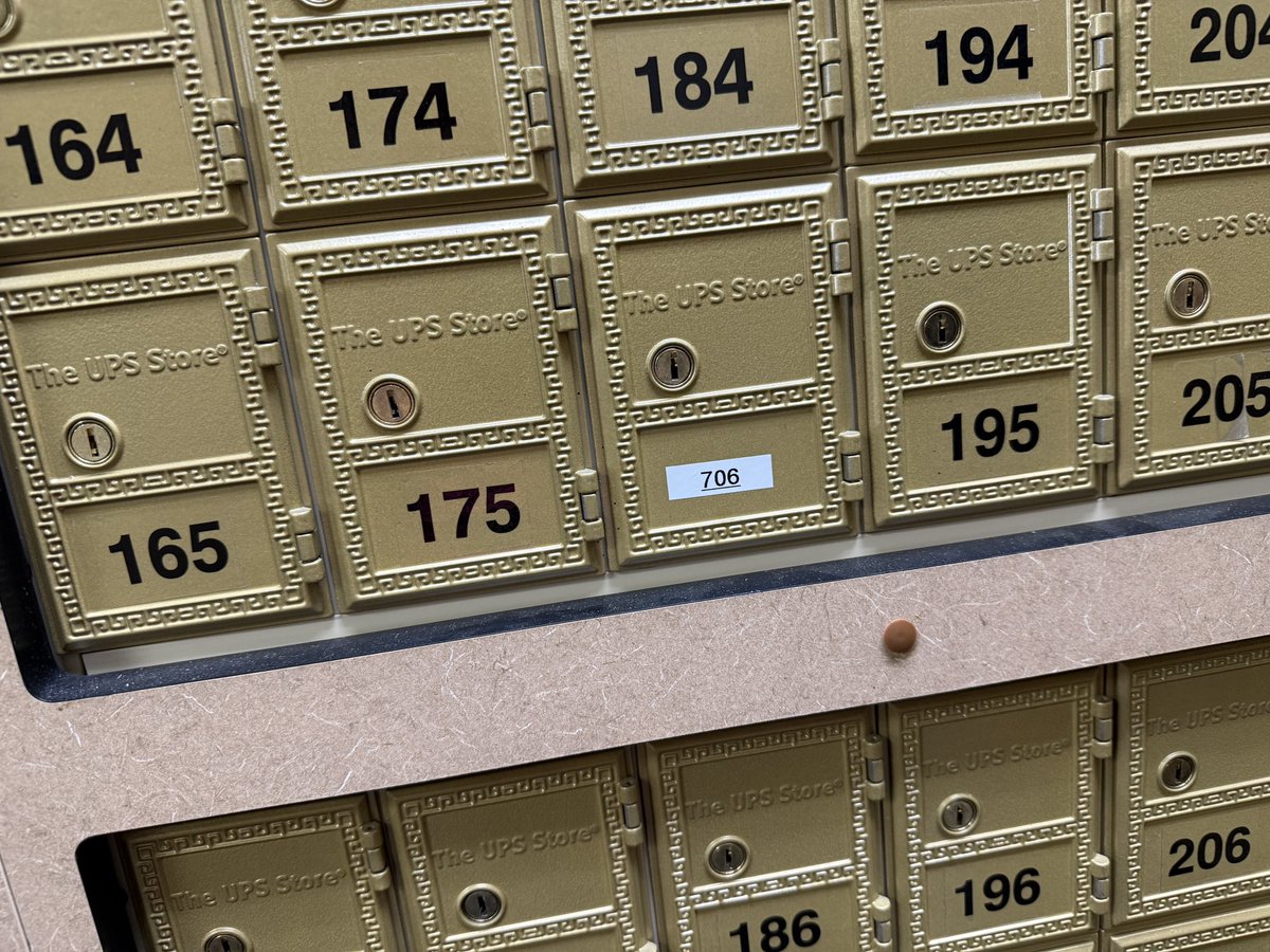 Spottacus's tweet image. "706" -- so: 155, 165, 175, (tiny) 706, 195. I mean, how would you even find that. You'd prolly start in the 700 boxes, on another wall... You can't see the tiny 706 from there.