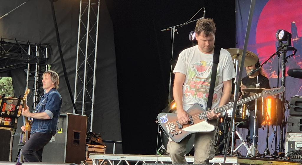 Fucking hell, it's Ash at #Docksfest! Straight in with A Life Less Ordinary! 🥰🥰🥰