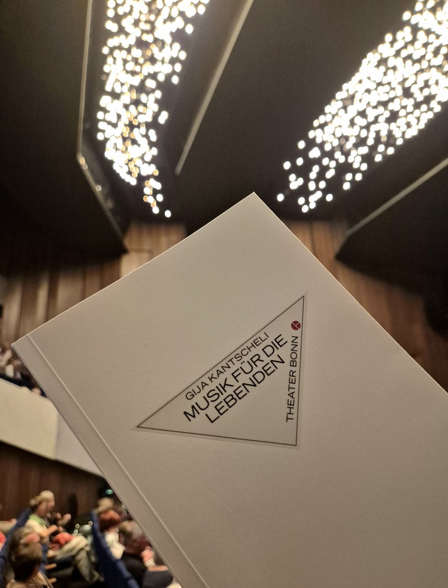 Opernjunkie's tweet photo. "Am Anfang war der Gesang und der Gesang war göttlich."
Im Rahmen von #Fokus33 an der #OperBonn #MusikFürDieLebenden, 1982 in Tiflis uraufgeführt, des 2019 verstorbenen, georgischen Komponisten #GijaKantscheli in der Inszenierung von Maxim Didenko 🇬🇪 https://t.co/PZfE9TYkGU