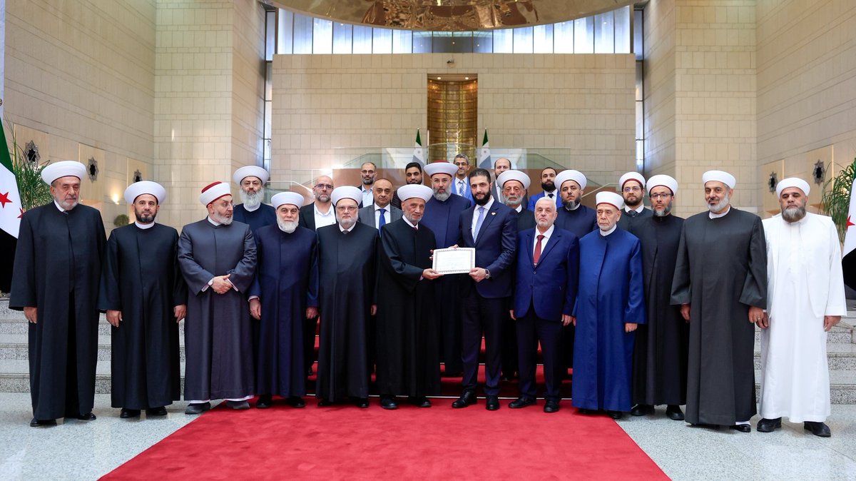 SyPresidency's tweet image. رئيس الجمهورية العربية السورية يستقبل في قصر الشعب، وفد دار الفتوى للجمهورية اللبنانية برئاسة مفتي لبنان سماحة الشيخ عبد اللطيف دريان
#رئاسة_الجمهورية_العربية_السورية
