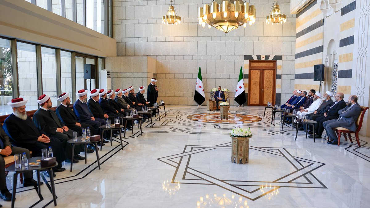 SyPresidency's tweet image. رئيس الجمهورية العربية السورية يستقبل في قصر الشعب، وفد دار الفتوى للجمهورية اللبنانية برئاسة مفتي لبنان سماحة الشيخ عبد اللطيف دريان
#رئاسة_الجمهورية_العربية_السورية