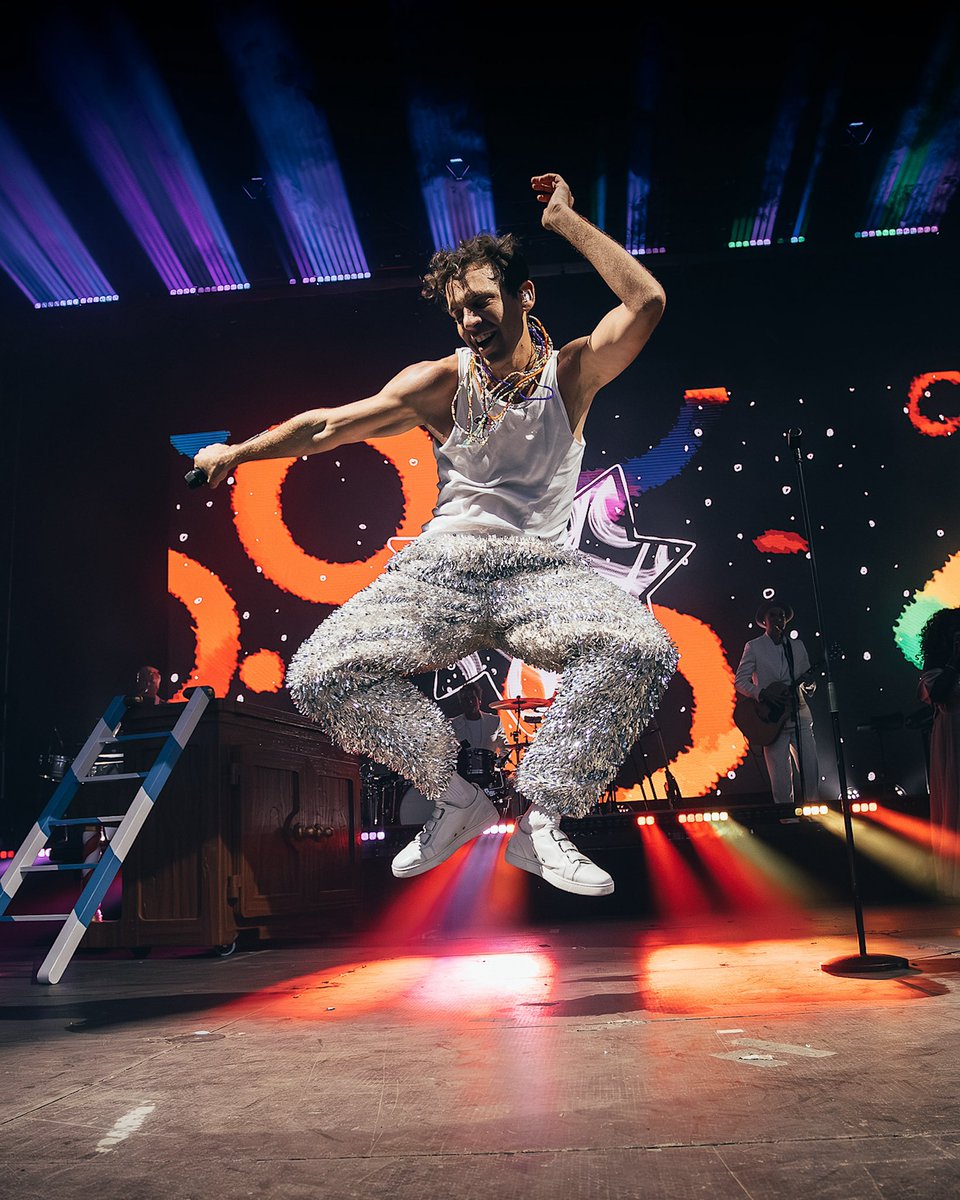 mikasounds's tweet image. We are all Leeds aren’t we! One of the best crowds ever. Warm, generous, colorful… ferocious. And the gold owl kept watch over us all. Thanks Leeds ❤️ #15daysofsummer #leeds #millenniumsquare

📸 Danilo D’Auria