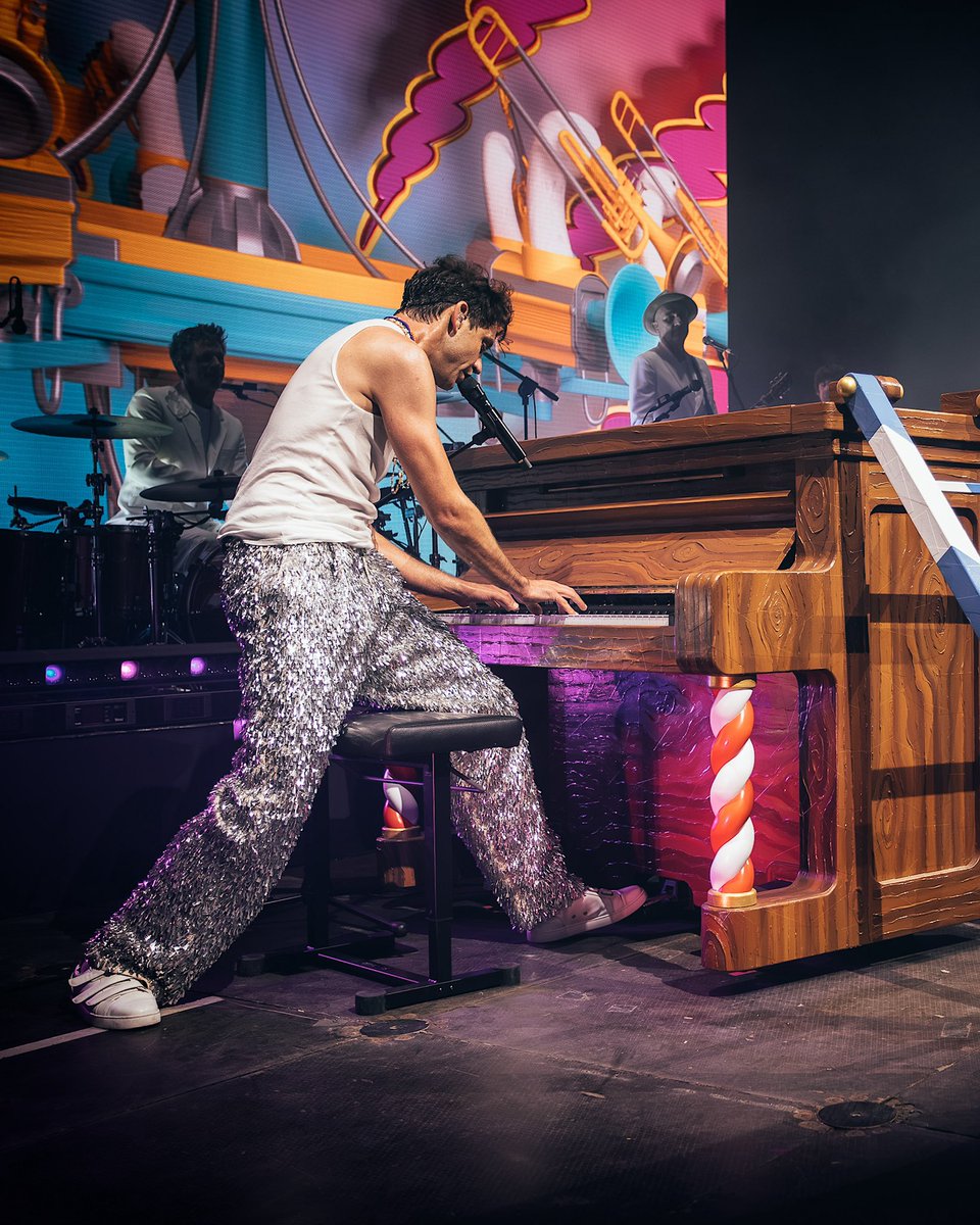 mikasounds's tweet image. We are all Leeds aren’t we! One of the best crowds ever. Warm, generous, colorful… ferocious. And the gold owl kept watch over us all. Thanks Leeds ❤️ #15daysofsummer #leeds #millenniumsquare

📸 Danilo D’Auria