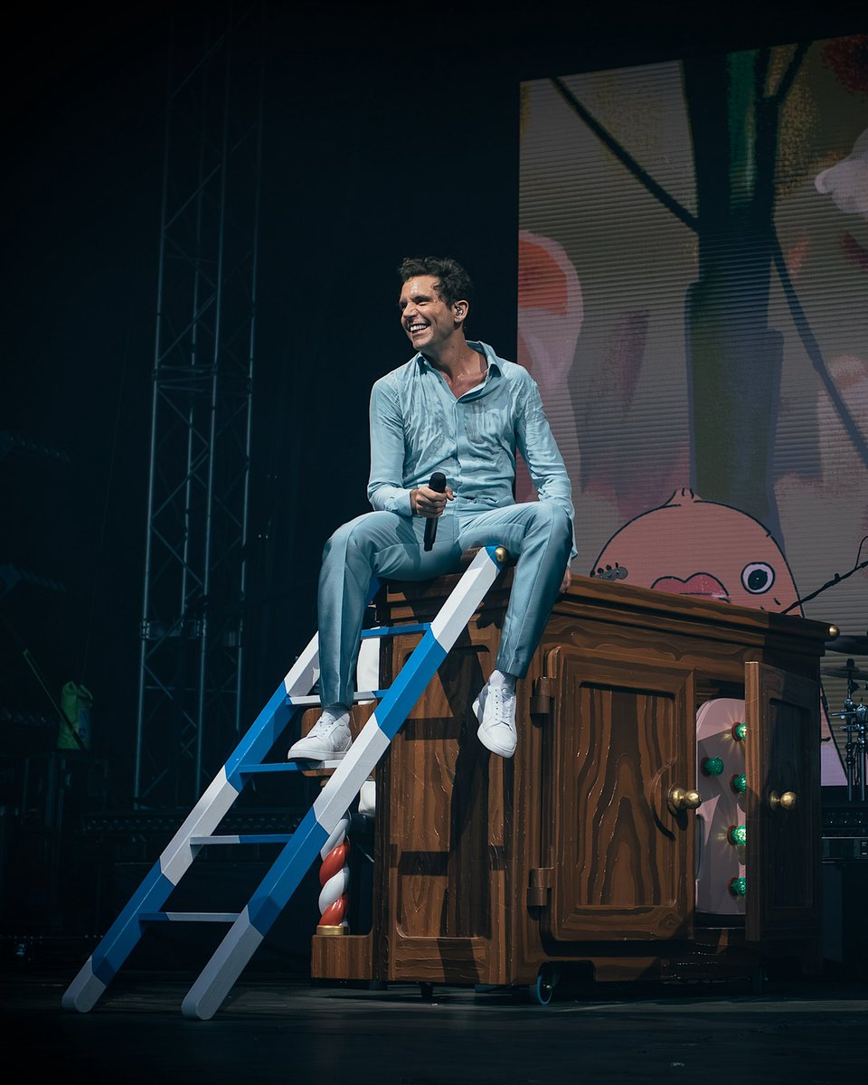 mikasounds's tweet image. We are all Leeds aren’t we! One of the best crowds ever. Warm, generous, colorful… ferocious. And the gold owl kept watch over us all. Thanks Leeds ❤️ #15daysofsummer #leeds #millenniumsquare

📸 Danilo D’Auria