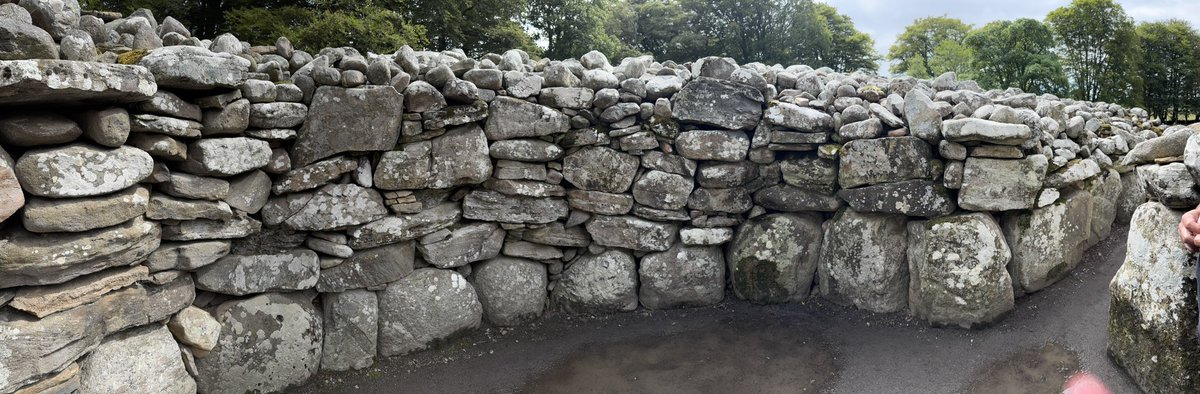 DawnLSutherland's tweet image. This is Clava Cairns, an ancient Bronze Age burial complex located near Inverness in the Scottish Highlands.

Built around 2000 BCE, the site includes three cairns, each surrounded by standing stones and aligned with the winter solstice sunset.

Some stones are carved with…