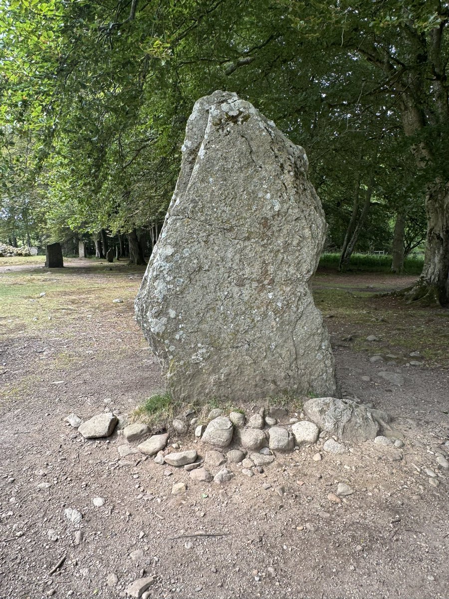 DawnLSutherland's tweet image. This is Clava Cairns, an ancient Bronze Age burial complex located near Inverness in the Scottish Highlands.

Built around 2000 BCE, the site includes three cairns, each surrounded by standing stones and aligned with the winter solstice sunset.

Some stones are carved with…