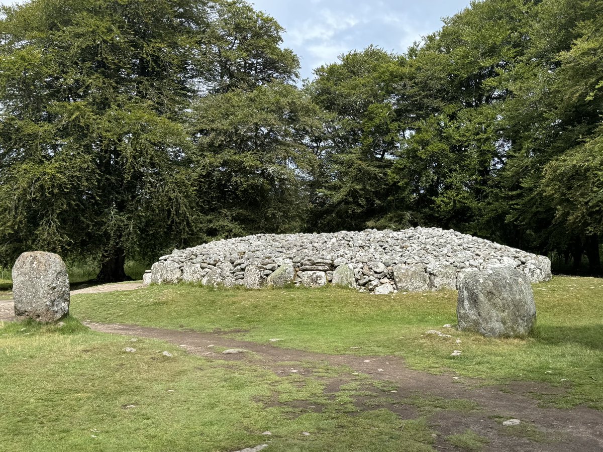 DawnLSutherland's tweet image. This is Clava Cairns, an ancient Bronze Age burial complex located near Inverness in the Scottish Highlands.

Built around 2000 BCE, the site includes three cairns, each surrounded by standing stones and aligned with the winter solstice sunset.

Some stones are carved with…