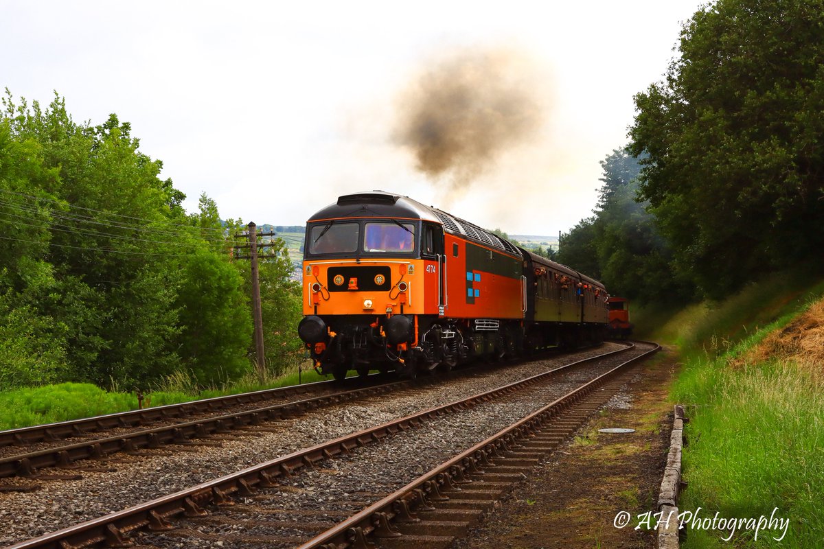 andrew_herny's tweet image. A few photographs of @WensleydaleRail based 47714, one of the stars of the @WorthValley Diesel Gala, pictured climbing out of Keighley, as well as approaching the platforms. Once again another great job from Wensleydale volunteers! #KWVR #WensleydaleRailway #Diesel #Class47 #RES