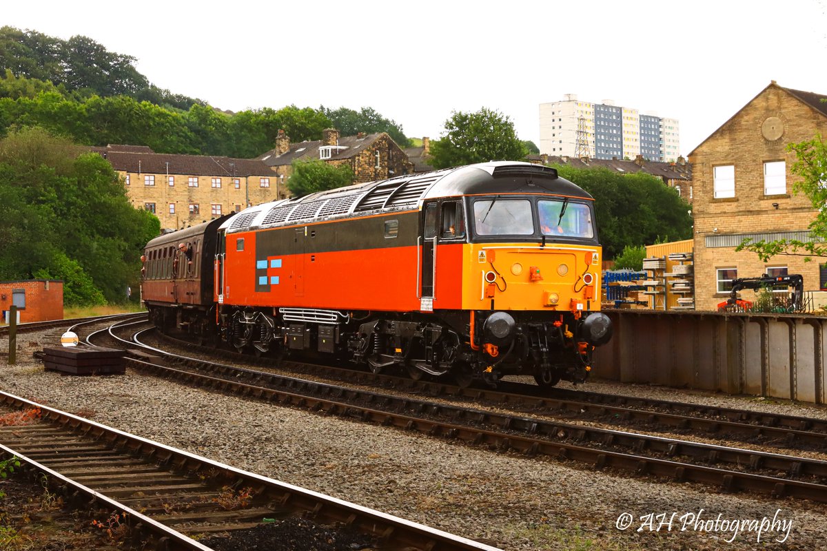 andrew_herny's tweet image. A few photographs of @WensleydaleRail based 47714, one of the stars of the @WorthValley Diesel Gala, pictured climbing out of Keighley, as well as approaching the platforms. Once again another great job from Wensleydale volunteers! #KWVR #WensleydaleRailway #Diesel #Class47 #RES