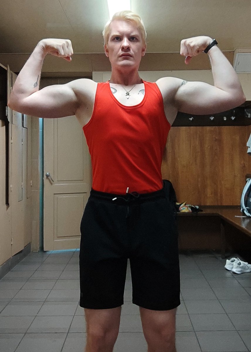 Чуть больше года между снимками) 
Здоровая хуеплетина, ни в одни калидоры не влезает