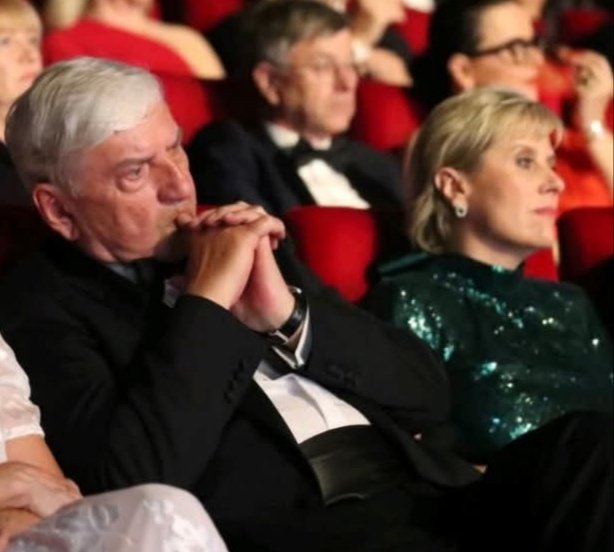 svsona1's tweet photo. Kdopak ho vedle ní sedět donutil? https://t.co/RcEkbTixNb