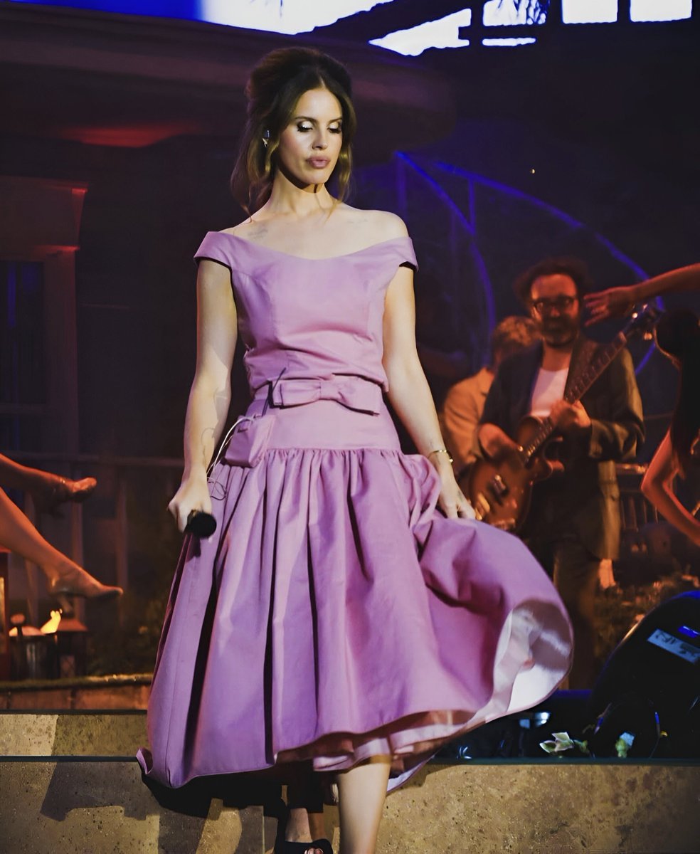 Ianacore's tweet image. queen elizabeth at london last night 👑